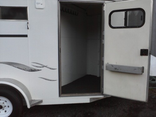 Circle J tandem axle Horse trailer